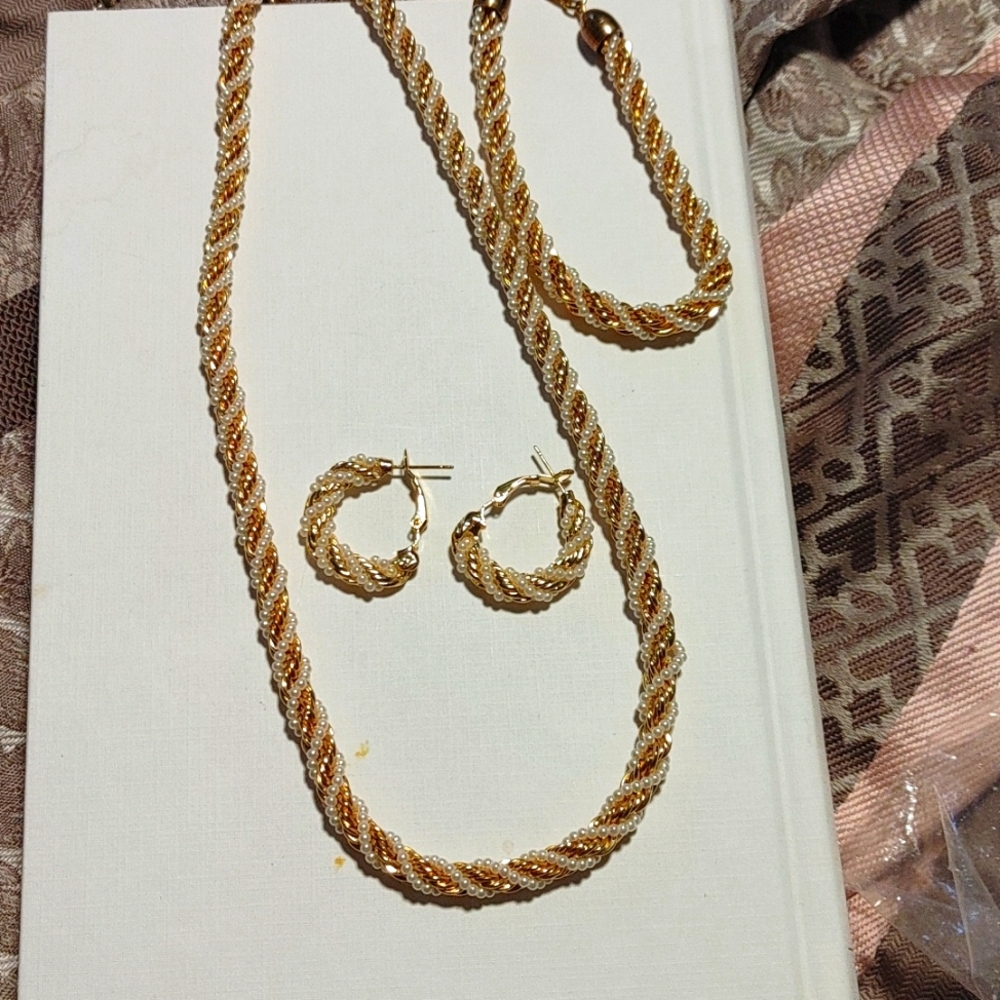 PEARL/GOLD NECKLACE BRACKET EARRINGS SET